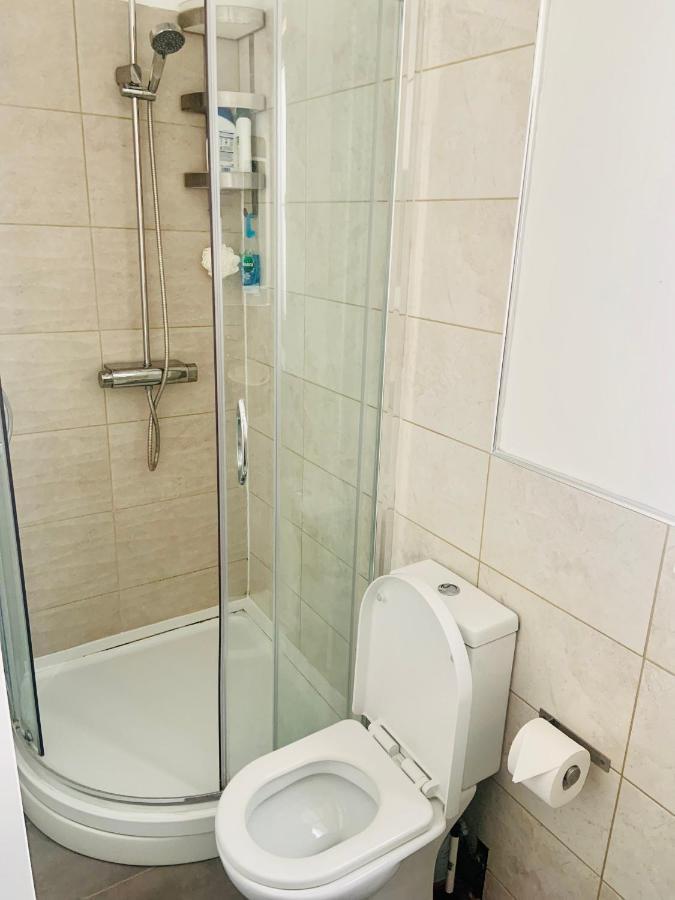 Beautiful Self Contained Studio Apartment London Bagian luar foto