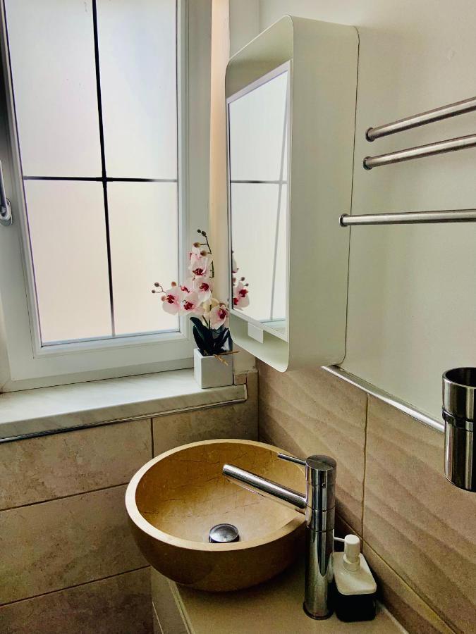 Beautiful Self Contained Studio Apartment London Bagian luar foto