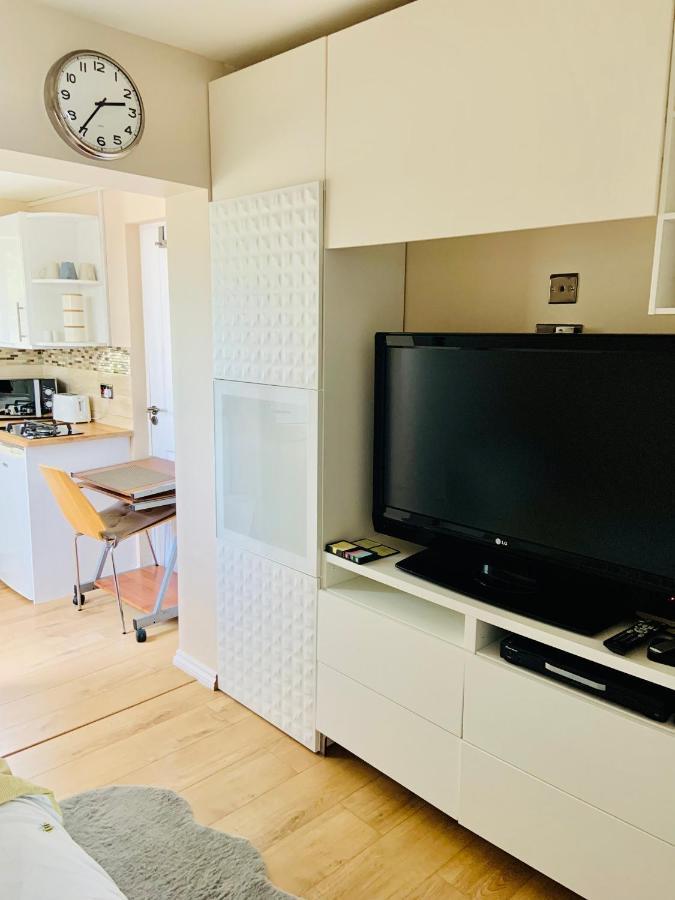 Beautiful Self Contained Studio Apartment London Bagian luar foto